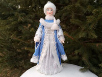 Кукла Снегурочка в голубой шапочке