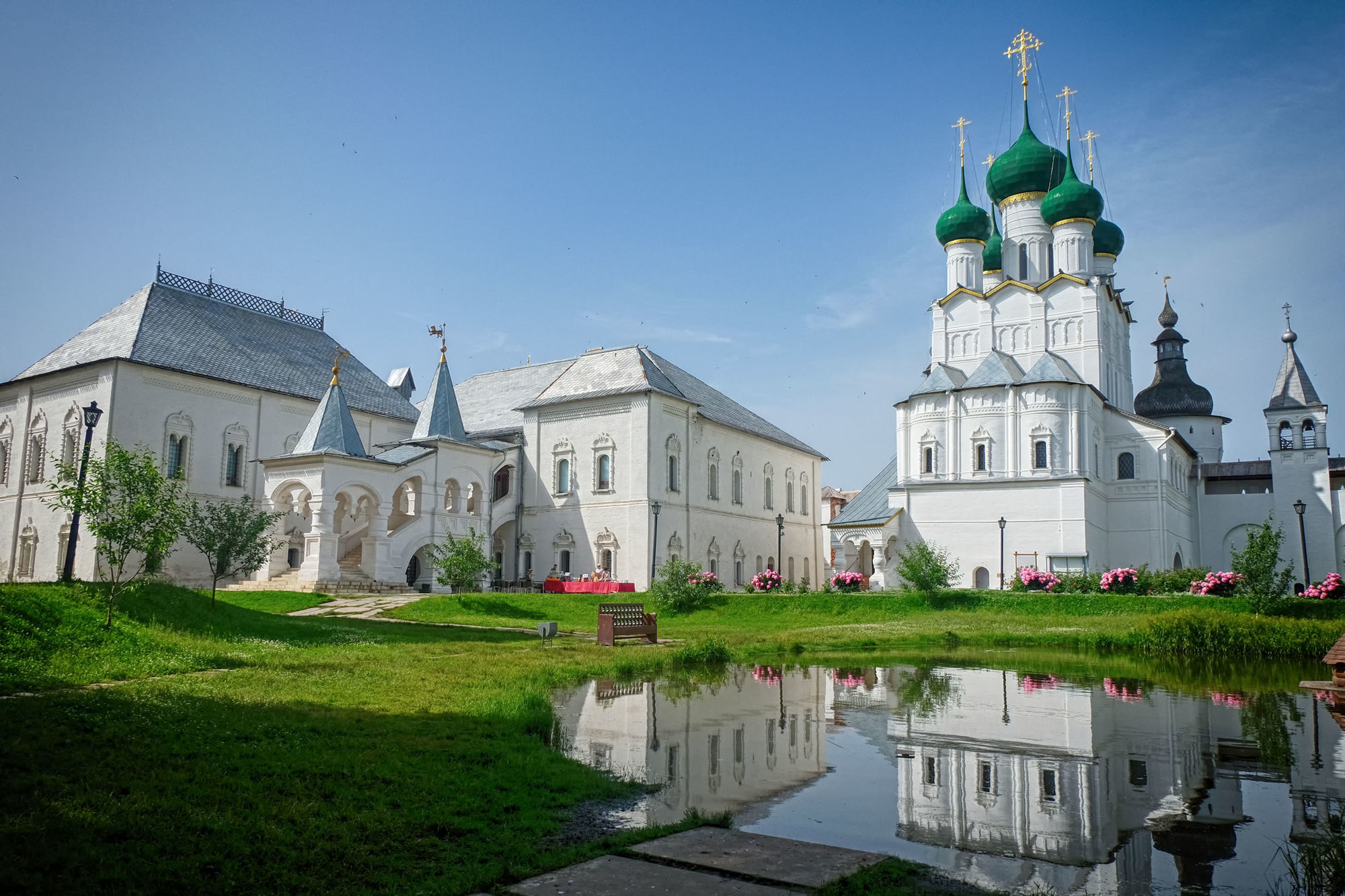 Ярославль ростов великий. Ростовский Кремль (музей-заповедник). Ростовский Кремль митрополичий двор. Ростов Великий Ростовский Кремль. Ростов Великий музей заповедник Ростовский Кремль.